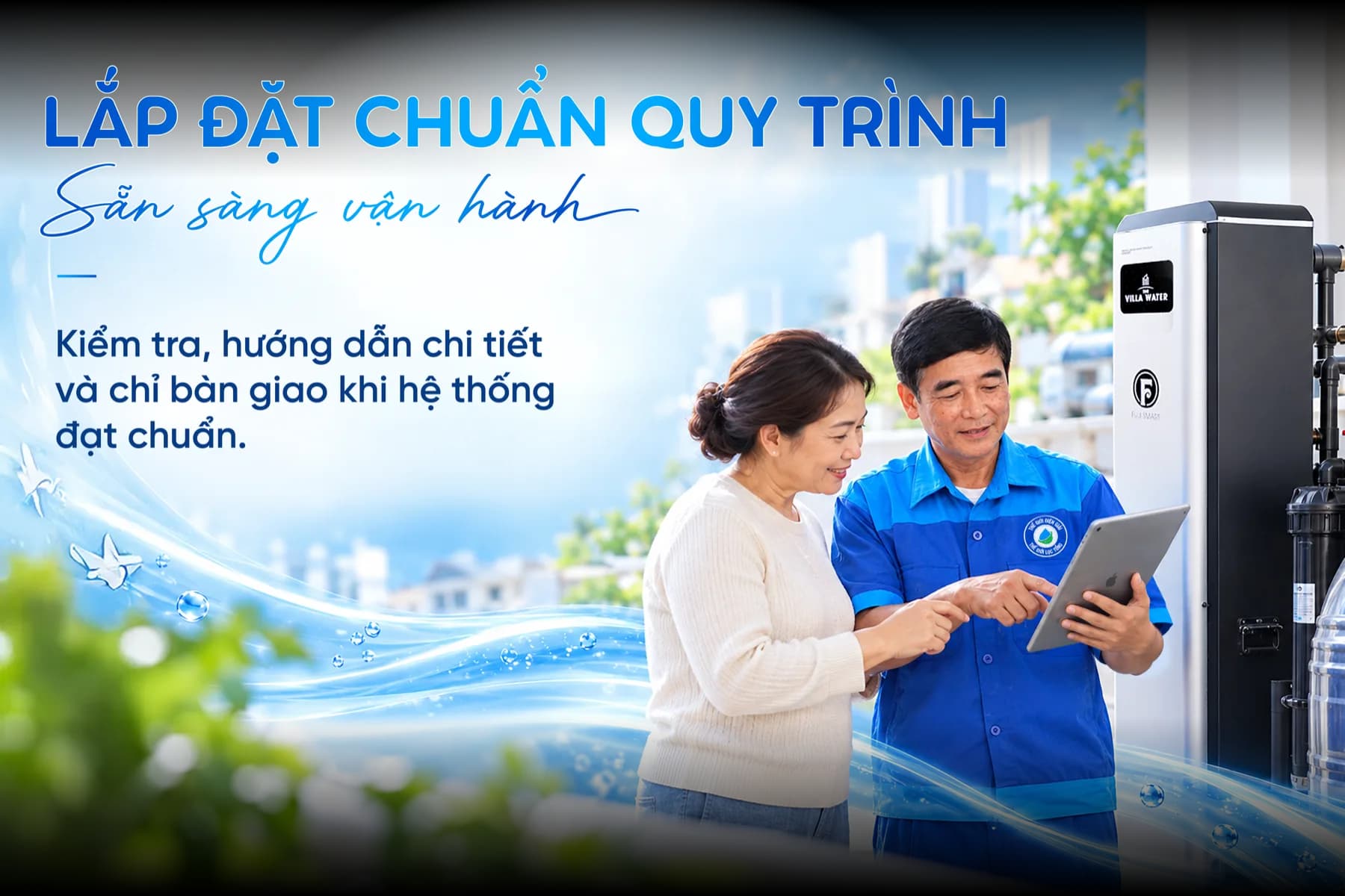 Kỹ thuật viên hướng dẫn khách hàng vận hành hệ thống lọc tổng sau khi lắp đặt xong