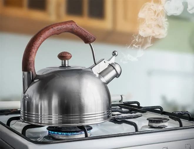 1. Đun sôi nước để xử lý cặn đá vôi