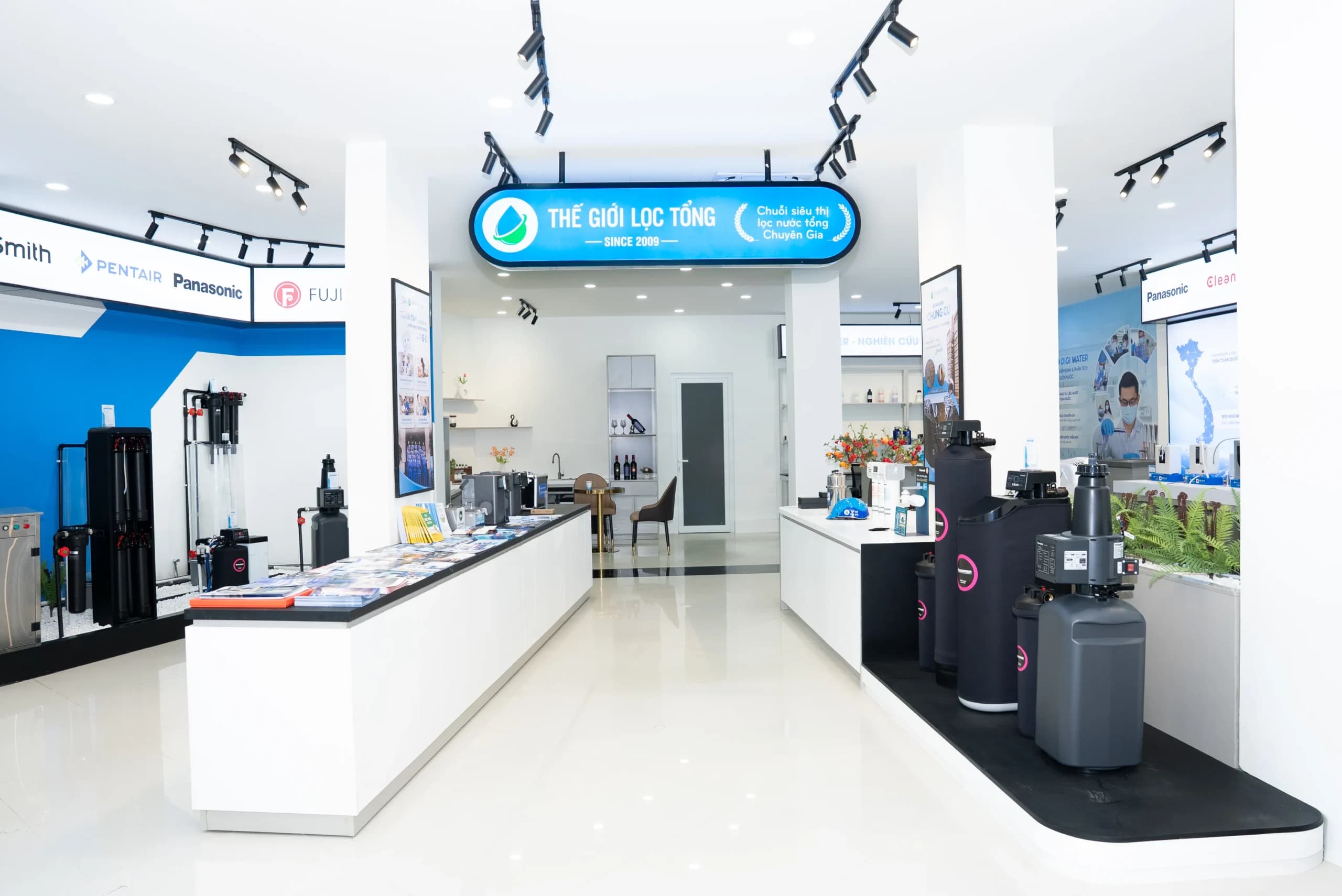Showroom Thế Giới Lọc Tổng trưng bày nhiều sản phẩm lọc tổng đầu nguồn hiện đại đến từ nhiều thương hiệu nổi tiếng trên thế giới