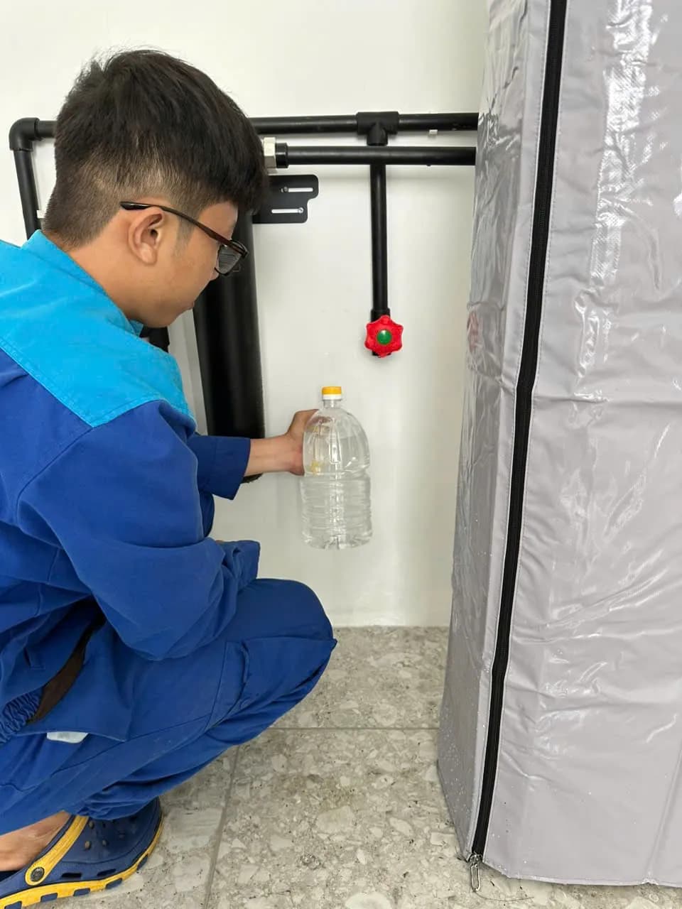 Kỹ thuật viên đến tận nơi để lấy mẫu xét nghiệm nước miễn phí