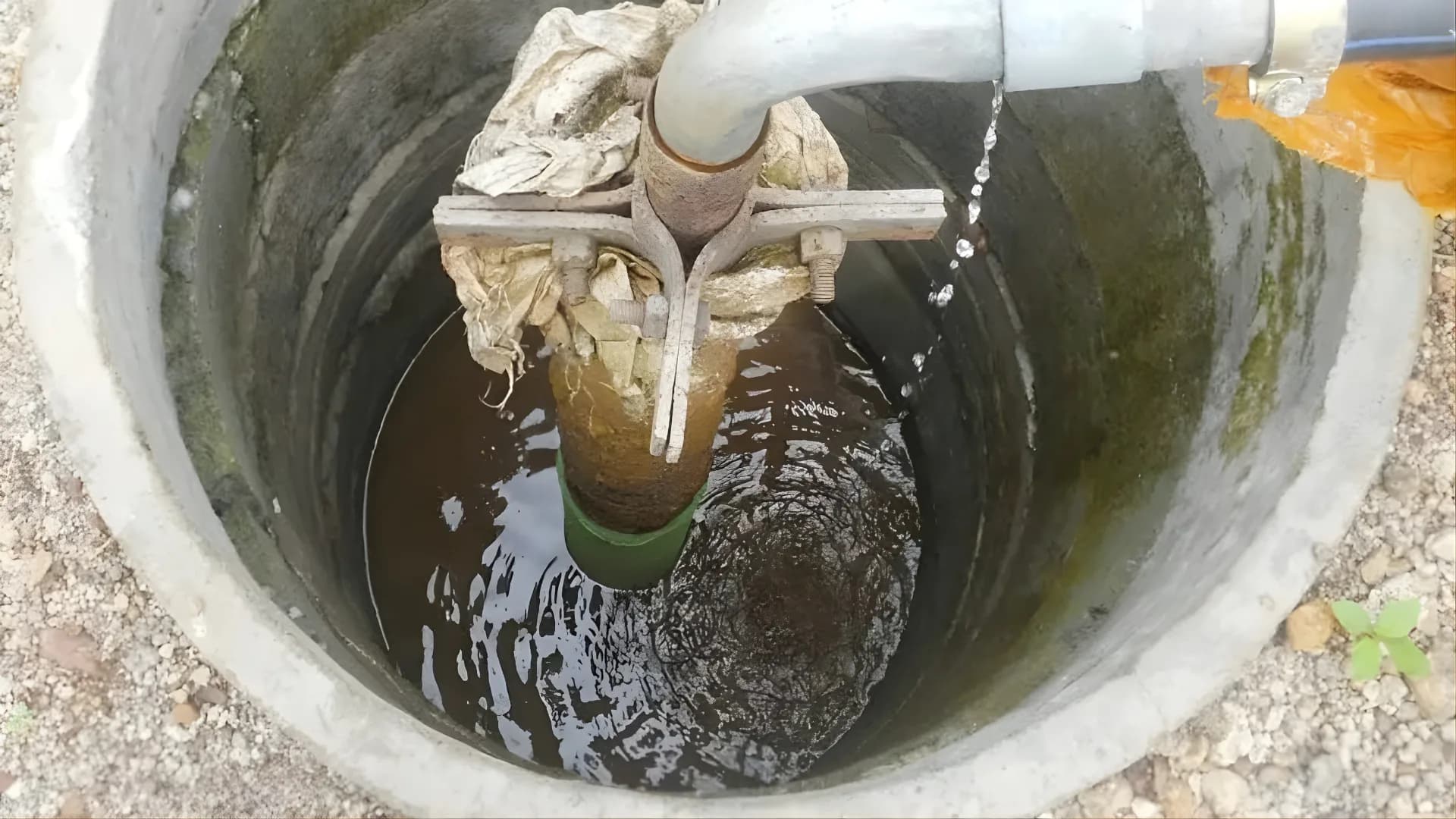 Nguồn nước giếng thường chứa nhiều tạp chất nguy hại