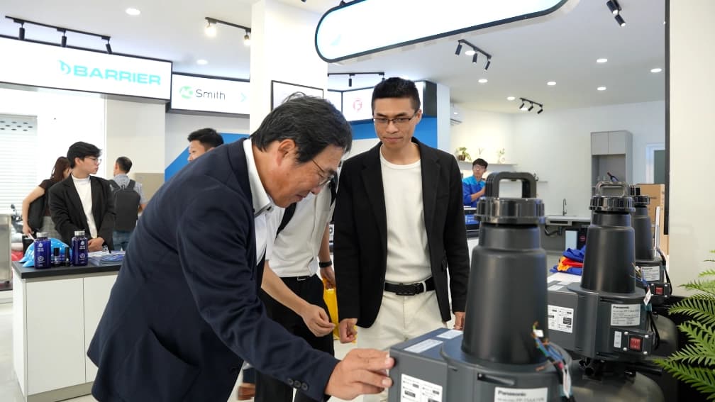Các đại diện đang trải nghiệm sản phẩm Panasonic Complex Master Series