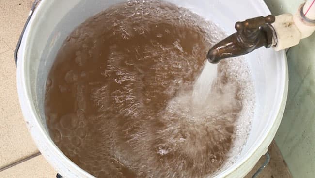 Nước máy nhiễm bẩn ảnh hưởng đến chất lượng sinh hoạt của gia đình và môi trường sân vườn của gia chủ