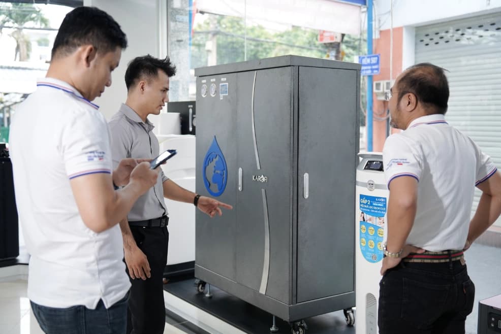 đại diện Karofi và Thế Giới Lọc Tổng đã cùng trao đổi chuyên sâu về các dòng lọc tổng Karofi đang được trưng bày và vận hành mô phỏng tại showroom