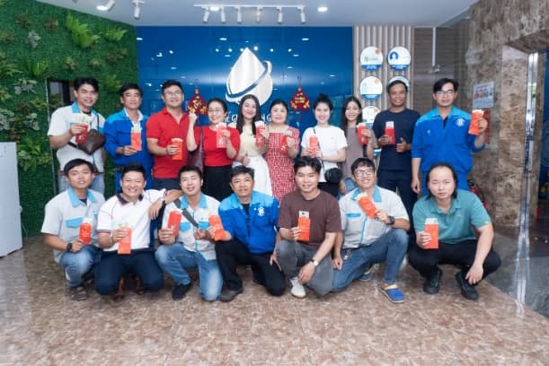 Đội ngũ kỹ thuật viên và phòng ban kinh doanh rạng rỡ tham gia khai xuân trúng lì xì của Thế Giới Lọc Tổng