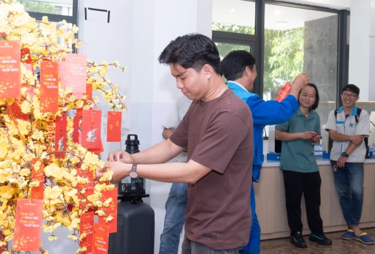 Tinh thần khai xuân không chỉ dừng lại ở những lời chúc, mà còn thể hiện qua sự quyết tâm nâng cao chất lượng dịch vụ, tối ưu trải nghiệm khách hàng.