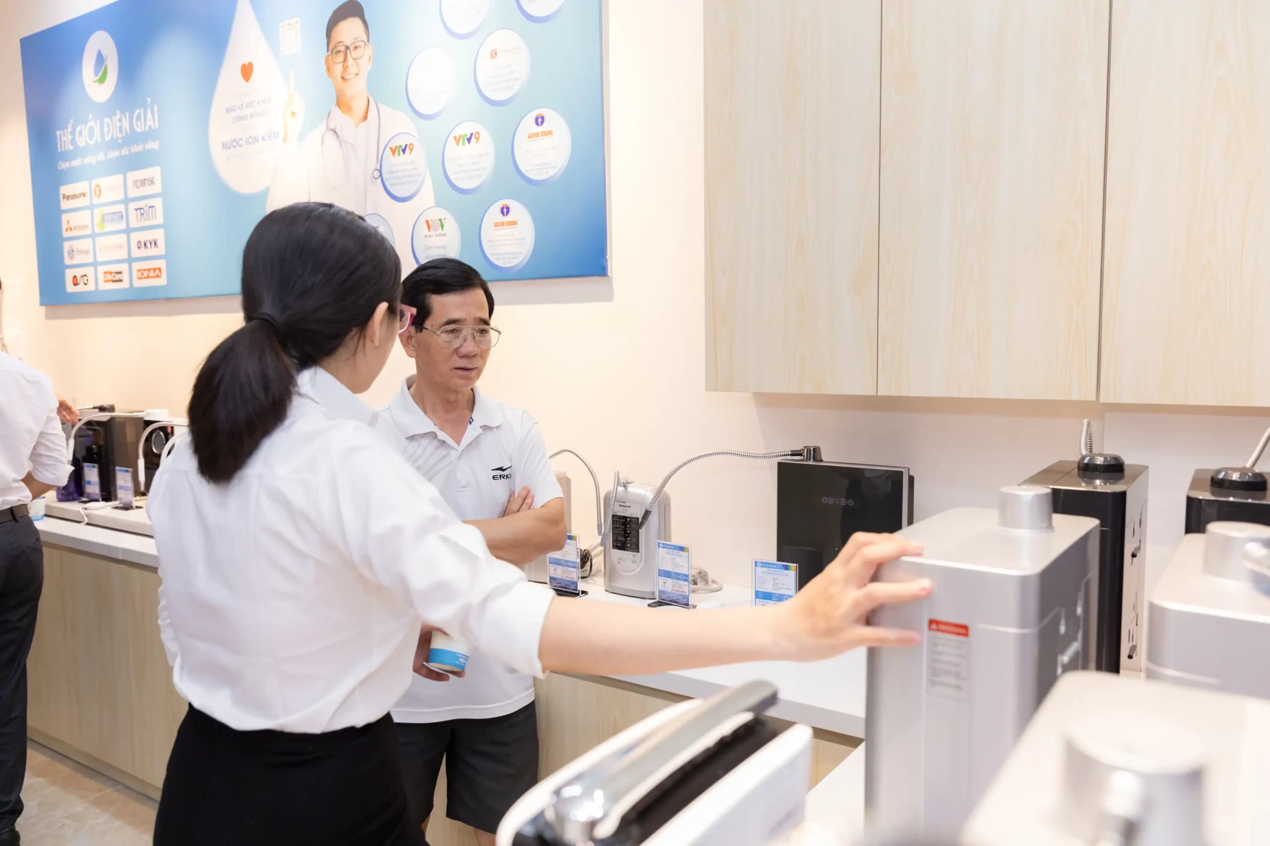 Khách hàng trải nghiệm máy lọc nước ion kiềm tại Experience Center Thế Giới Lọc Tổng Vũng Tàu