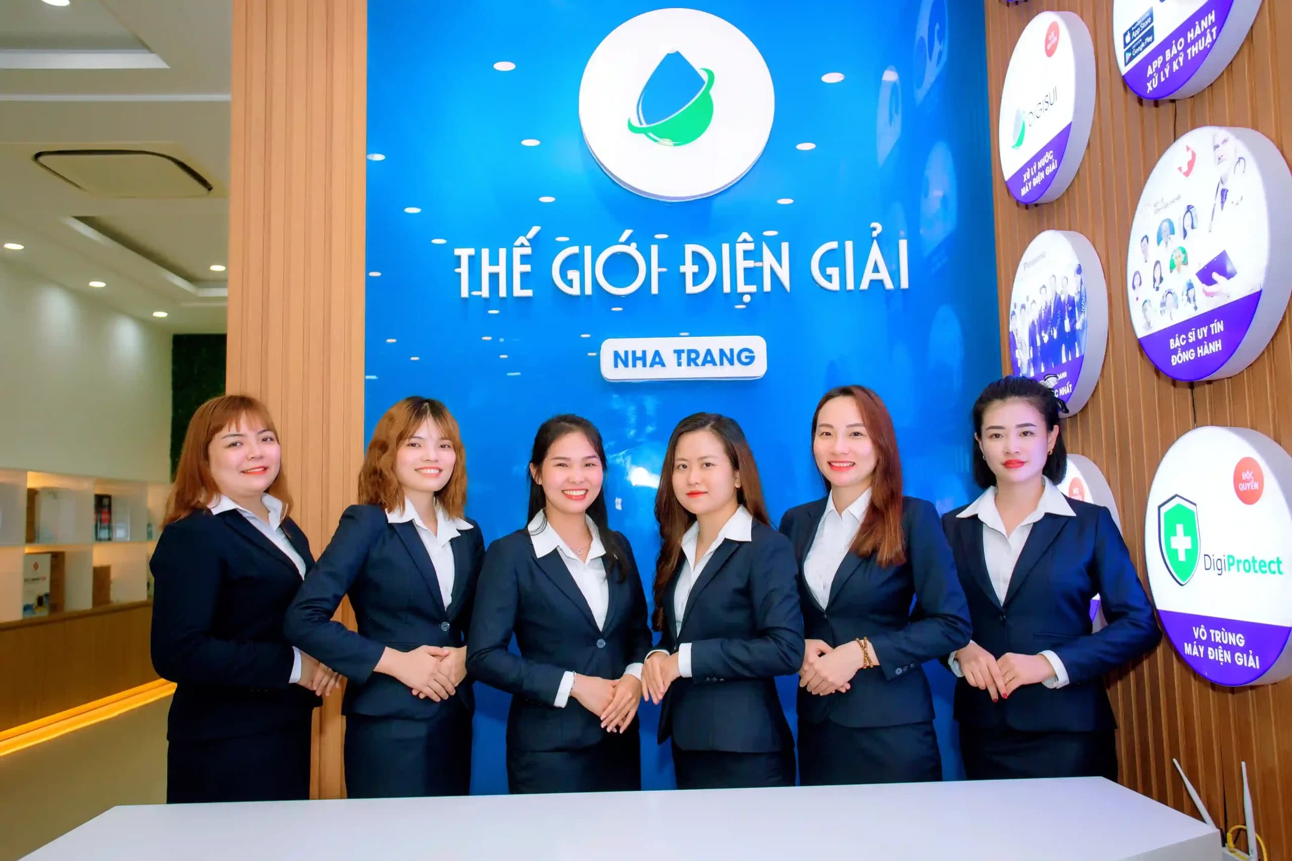 Đội ngũ chuyên viên tại Premium Showroom Thế Giới Lọc Tổng Nha Trang