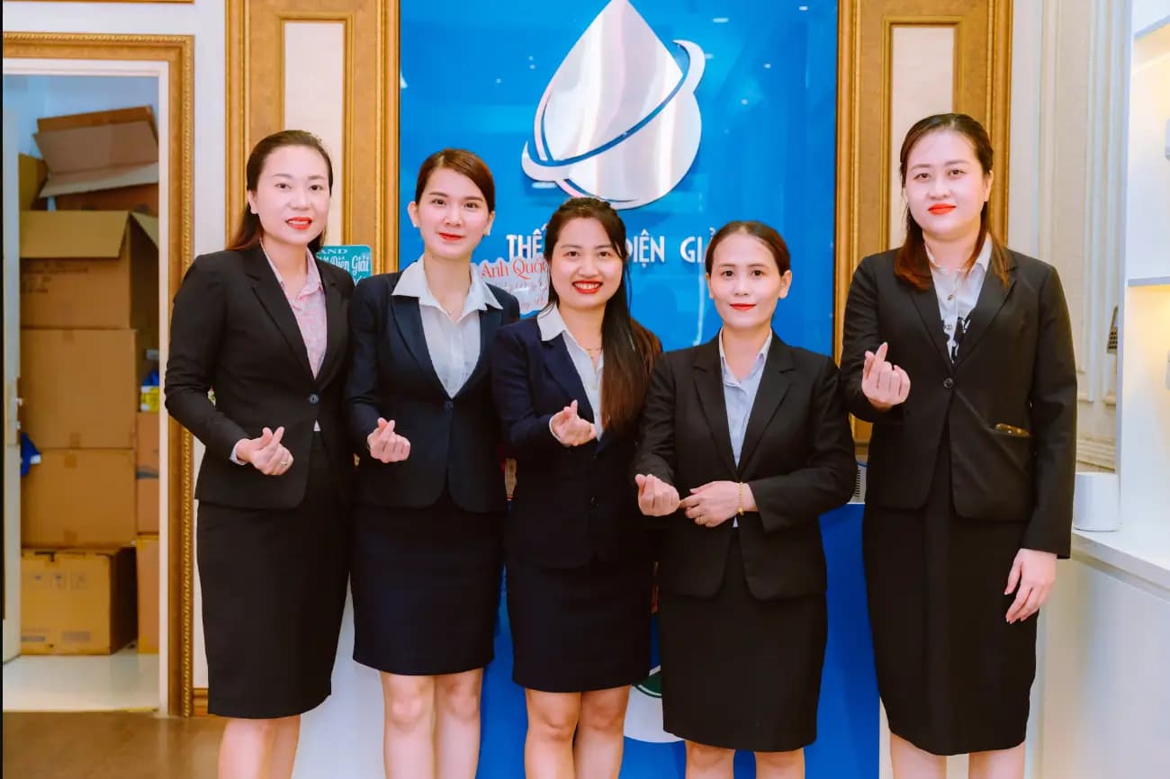 Hình ảnh đội ngũ tư vấn viên tại Premium Showroom Thế Giới Lọc Tổng Biên Hòa