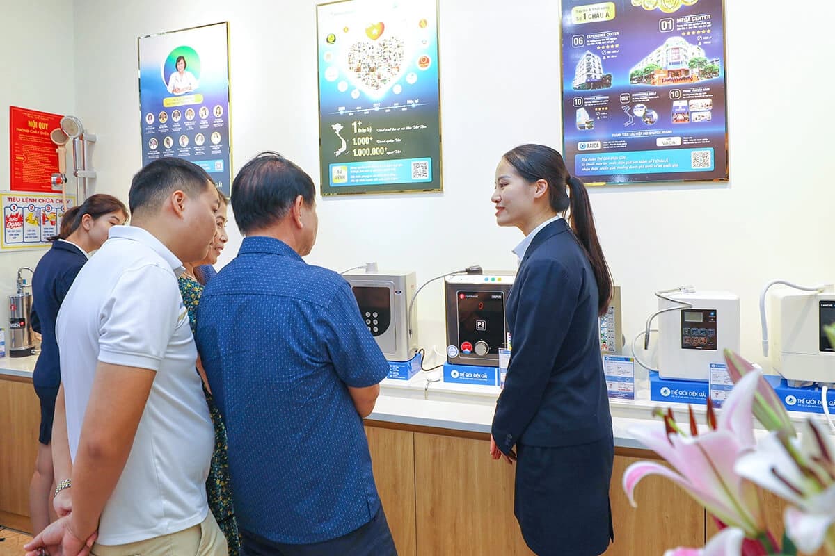 Hình ảnh khách hàng trải nghiệm máy lọc nước ion kiềm tại Thế Giới Lọc Tổng Hạ Long