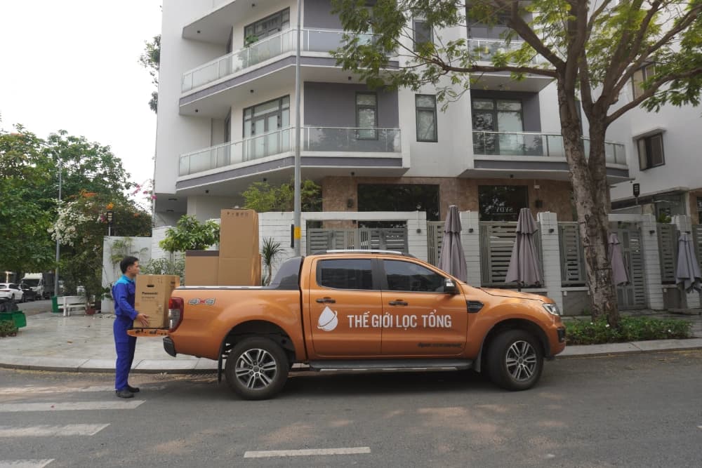Hình ảnh đi giao hàng và lắp đặt hệ thống lọc nước đầu nguồn