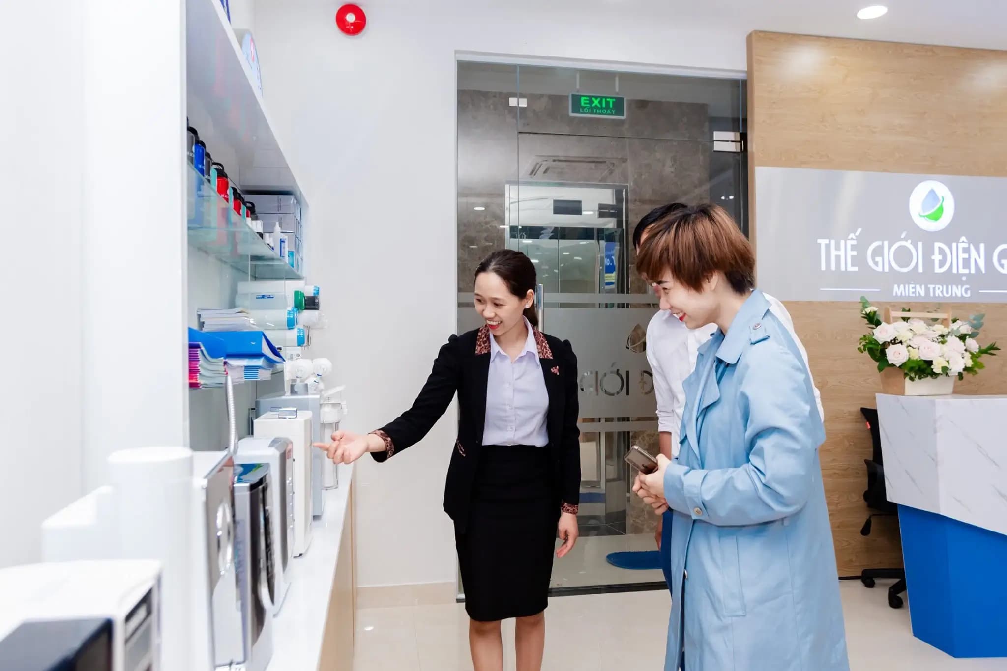 hình ảnh khách hàng trải nghiệm uống nước ion kiềm tại Thế Giới Lọc Tổng