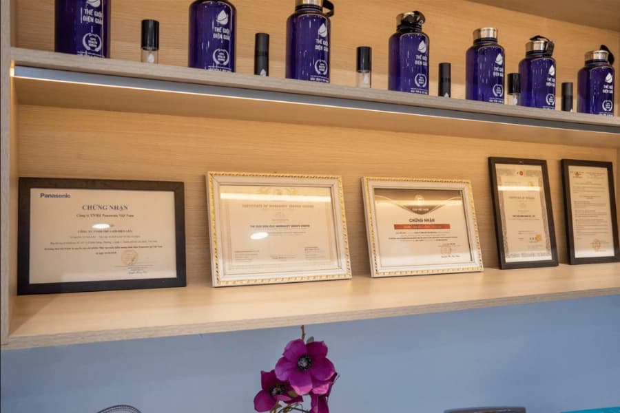 Hình ảnh chứng nhận tại Flagship showroom hạng sang trị giá hàng tỷ đồng của Thế Giới Lọc Tổng tạo lạc tại 509 Lê Quang Định