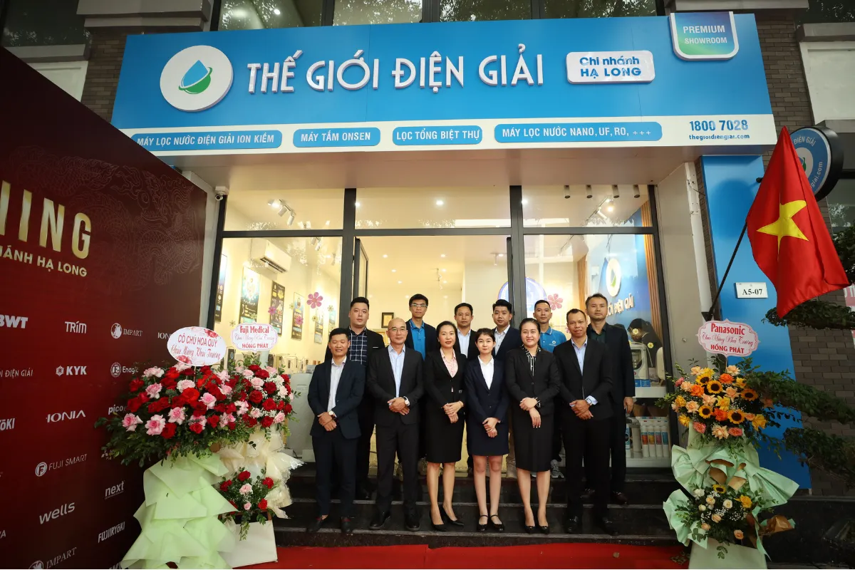 Hình ảnh đội ngũ tư vấn viên tại showroom Thế Giới Lọc Tổng Hạ Long