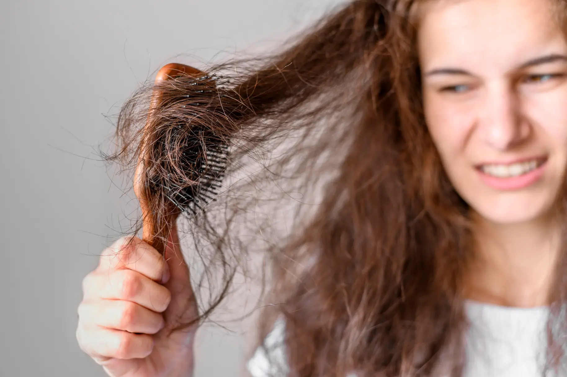 Tóc bị xơ rối khi lâu ngày sử dụng nguồn nước sinh hoạt chứa nhiều clo và kim loại nặng