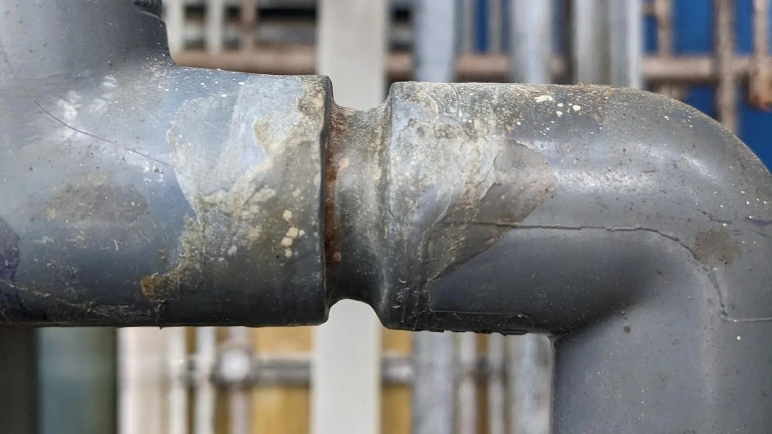 Sắt trong nước, hiểu rõ để xử lý đúng cách Nước chứa sắt gây ảnh hưởng đến hệ thống ống nước