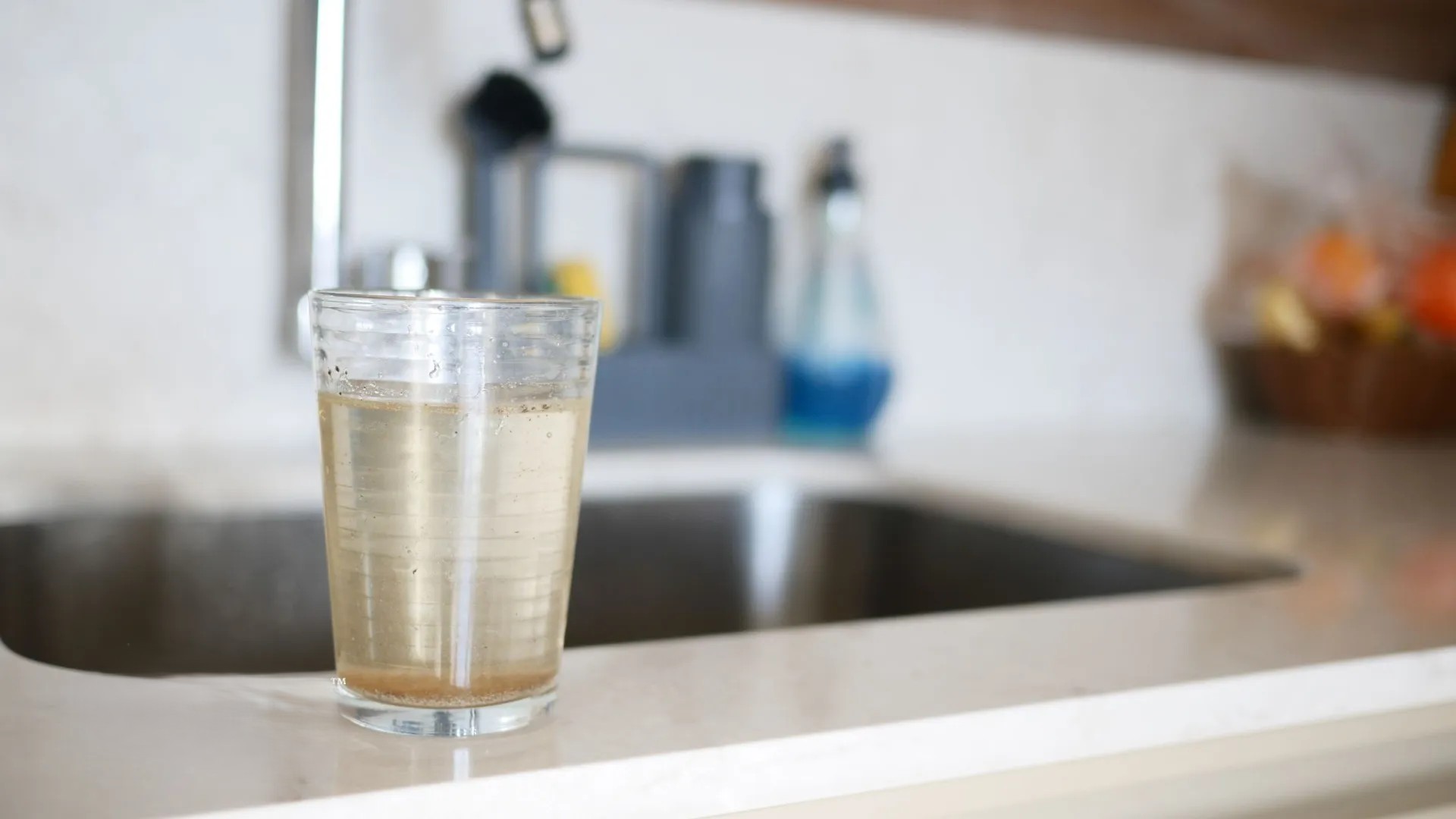 Sắt trong nước, hiểu rõ để xử lý đúng cách Nước chứa sắt gây ảnh hưởng đến vị và thực phẩm