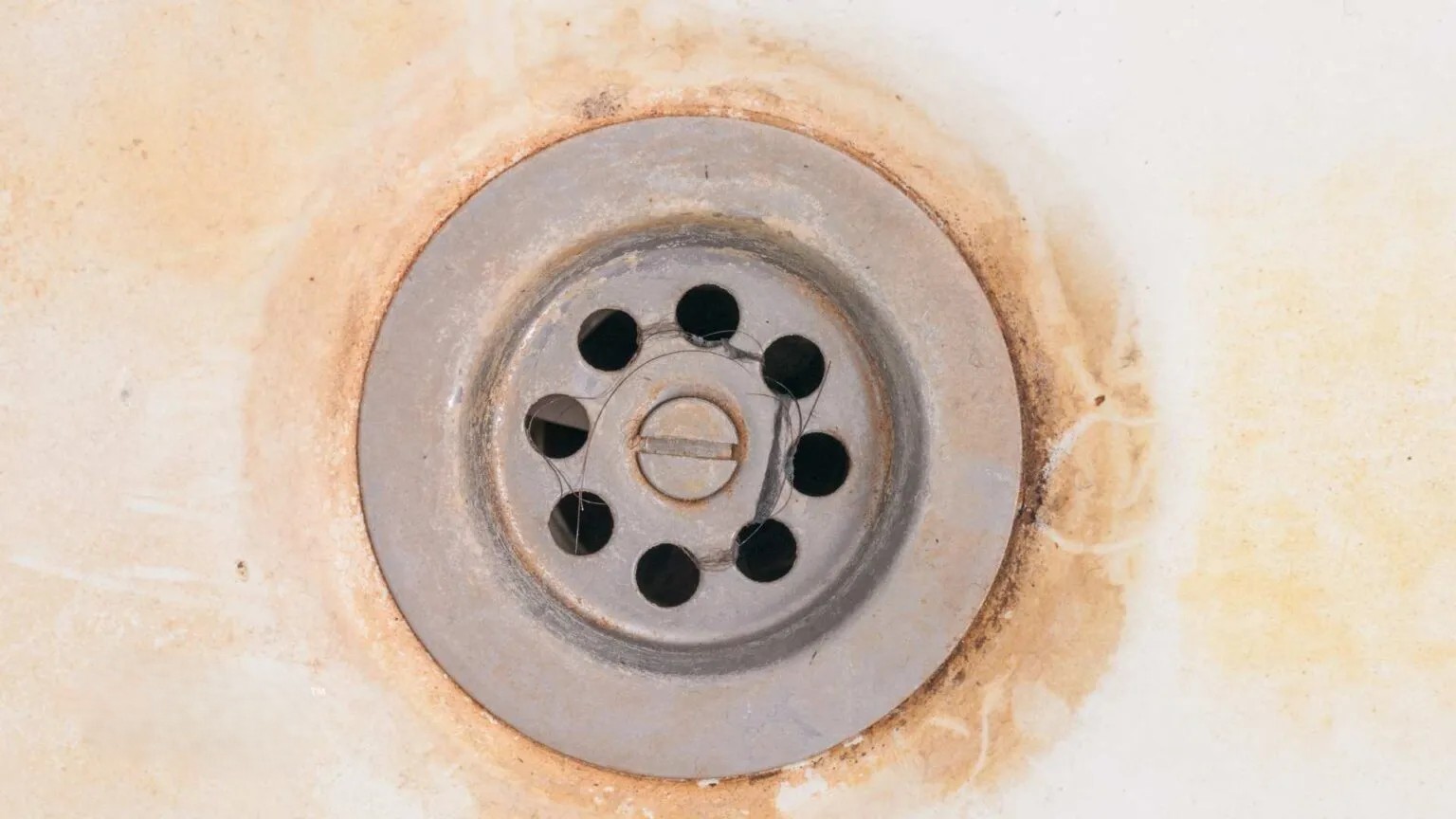 Sắt trong nước, hiểu rõ để xử lý đúng cách Nước chứa sắt gây ố vàng và mất thẩm mỹ